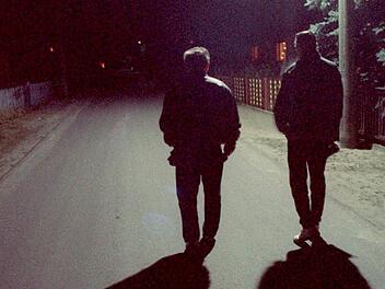 Zwei Mitglieder einer B&uuml;rgerwehr patrouillieren in einem Wohngebiet (undatierte Aufnahme). So wie hier in Sachsen patrouillieren B&uuml;rgerwehren immer h&auml;ufiger durch Wohngebiete. Die Regierungen sieht in vielen von ihnen, die auf rechtem Gedankengut fu&szlig;en, eine Gefahr f&uuml;r die Sicherheit.  Foto: Martin Schutt/dpa