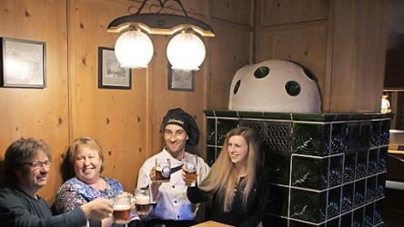 Heinrich und Melanie Löhr (links) übergeben ihr Lokal an Timotheus Reinschlüssel und Vanessa Maier (rechts).