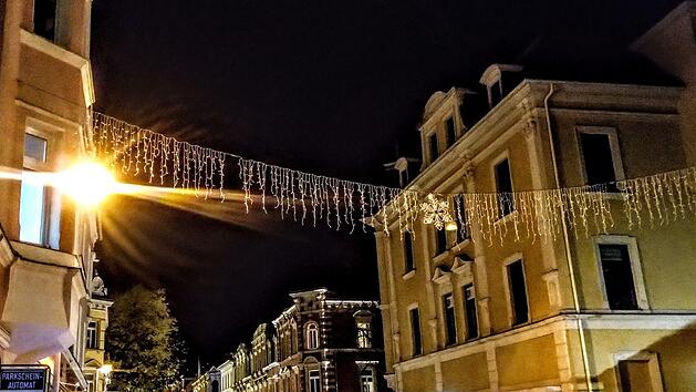 In der Mohrenstra&szlig;e hat die Montage der Weihnachtsbeleuchtung am Montag bereits begonnen.Foto:: Jochen Berger