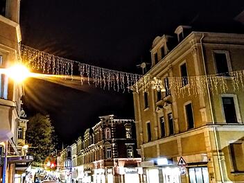 In der Mohrenstraße hat die Montage der Weihnachtsbeleuchtung am Montag bereits begonnen.Foto:: Jochen Berger