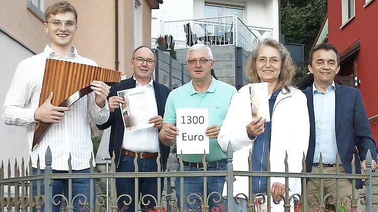 An dieser Stelle wird das restaurierte „Mättela“ wieder aufgestellt. Verantwortlich für die Spende von 1300 Euro sind maßgeblich (von links) Maik Förner, Dieter Müller, Franz Behrschmidt, Karin Schmitt und Bürgermeister Jens Korn.