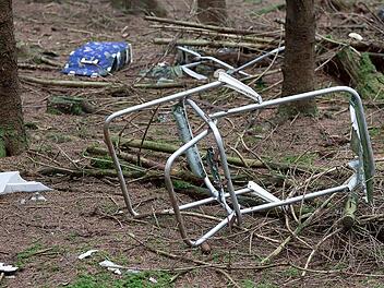 Seinen Müll im Wald zu entsorgen ist kein Kavaliersdelikt.