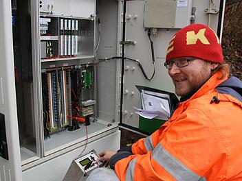 Service-Techniker Michael Schmidt von der Firma "Swarco" überprüft die Ampelsteuerung an der Einmündung der Euerdorfer Straße - eine der Kreuzungen auf dem Bad Kissinger Ring, die zunächst optimiert und im Laufe des Jahres dann ganz neu programmiert werden sollen. Fotos: Ralf Ruppert