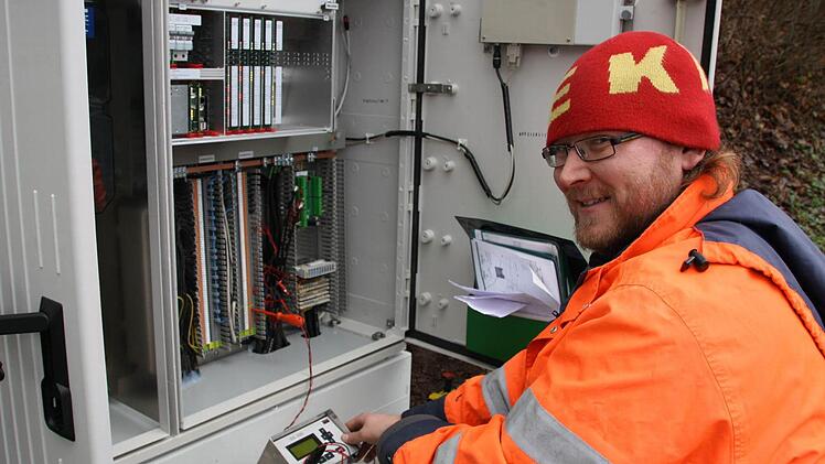 Service-Techniker Michael Schmidt von der Firma "Swarco" überprüft die Ampelsteuerung an der Einmündung der Euerdorfer Straße - eine der Kreuzungen auf dem Bad Kissinger Ring, die zunächst optimiert und im Laufe des Jahres dann ganz neu programmiert werden sollen. Fotos: Ralf Ruppert