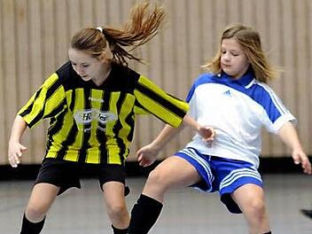 Die U13-Mädels der SpVgg Reuth fühlten sich in den schwarz-gelben Trikots des SC Adelsdorf wohl und holten den Gruppensieg. Nur Möhrendorf (weiß) bot Reuth beim 1:1 Paroli.  Foto: herzopress