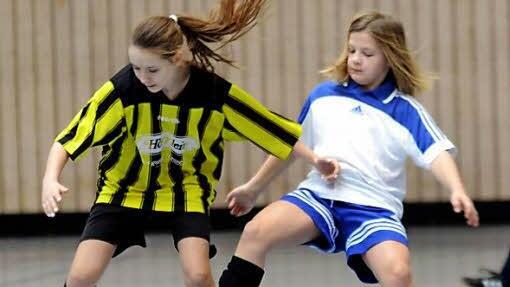 Die U13-Mädels der SpVgg Reuth fühlten sich in den schwarz-gelben Trikots des SC Adelsdorf wohl und holten den Gruppensieg. Nur Möhrendorf (weiß) bot Reuth beim 1:1 Paroli.  Foto: herzopress
