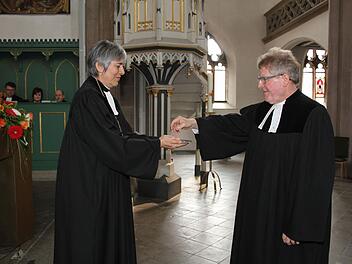 Regionalbischöfin Dorothea Greiner entpflichtete Dekan Jürgen Zinck offiziell und versetzt ihn in den Ruhestand. Ein Jahr lang möchte sich Zinck von seiner schweren Krankheit erholen und hat sich ausbedungen, im Dekanatsbezirk keine Predigten zu halten. Fotos: Sonny Adam