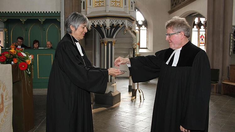 Regionalbischöfin Dorothea Greiner entpflichtete Dekan Jürgen Zinck offiziell und versetzt ihn in den Ruhestand. Ein Jahr lang möchte sich Zinck von seiner schweren Krankheit erholen und hat sich ausbedungen, im Dekanatsbezirk keine Predigten zu halten. Fotos: Sonny Adam