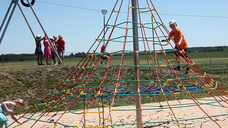 Die Kinder eroberten den Spielplatz in Windeseile. Foto: Richard Sänger