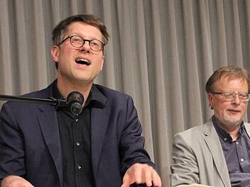 Der begeisternde Lyriker Jan Wagner zusammen mit Moderator Reinhard Heinritz bei "Coburg liest". Carolin Herrmann