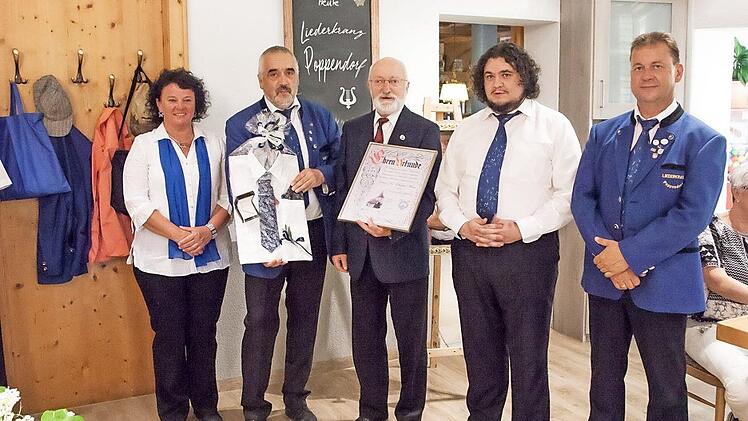 Bei der Ehrung (von links): Dritte Vorsitzende Rita Maier, Vorsitzender Erwin Warter, Ehrenchorleiter Christof Meier, Chorleiter Stephan Sandmeier und Zweiter Vorsitzender Stefan Br&auml;unig Foto: Tom Scholz