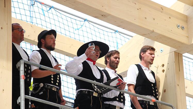 Richtfest für die neue Halle in Vestenbergsgreuth Foto: Christian Bauriedel