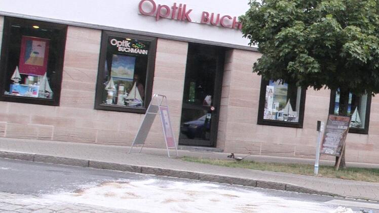 Nach dem Schlauchplatzer wurde erst einmal Ölbinder aufgebracht. Eine erste wichtige Vorkehrung.