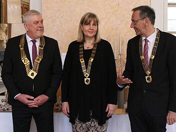Birgit Weber mit ihren Kollegen Oberbürgermeister Norbert Tessmer (links) und Drittem Bürgermeister Thomas Nowak (rechts) beim Neujahrsempfang der Stadt Coburg. Foto: Simone Bastian