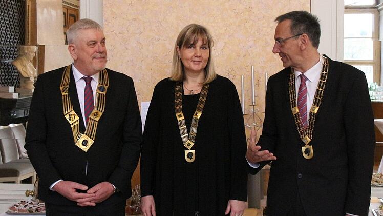 Birgit Weber mit ihren Kollegen Oberbürgermeister Norbert Tessmer (links) und Drittem Bürgermeister Thomas Nowak (rechts) beim Neujahrsempfang der Stadt Coburg. Foto: Simone Bastian