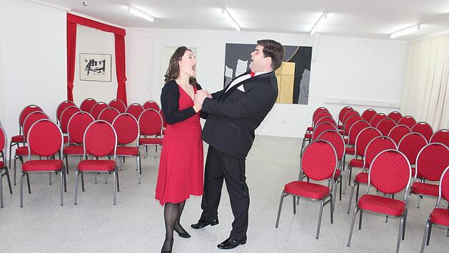 Jetzt fehlen nur noch die G&auml;ste: Am Karsamstag er&ouml;ffnen Cornelia Schmid und Christian Kaltenh&auml;u&szlig;er ihr Theater und Gesangsstudio "Tausendkunst". Fotos: Bernhard Panzer