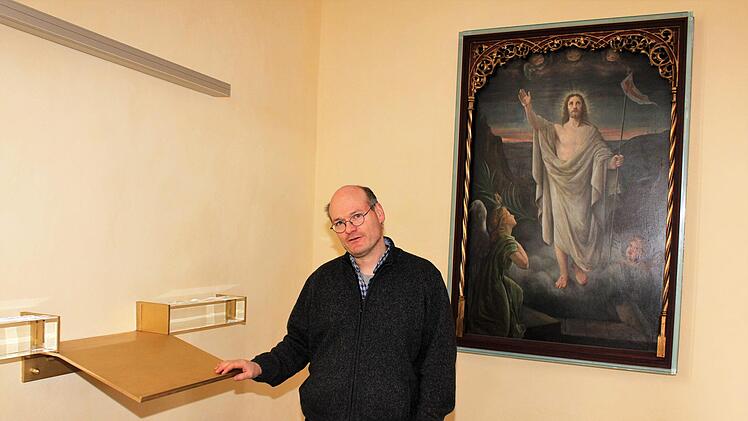 Pfarrer Andreas Neeb vor dem Altaraufsatz, der eine neue Verwendung gefunden hat. Foto: Carsten Höllein