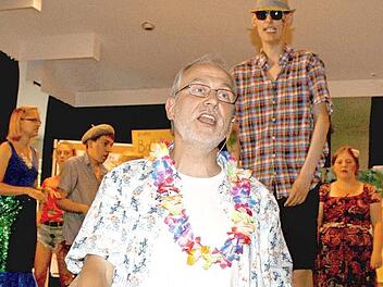 Ein stimmungsvolles inklusives "Musical" erwartet die Besucher, wenn sich der Vorhang öffnet für "Wie geht Glück?". Nicht nur Liedermacher Martin Scherer freut sich auf die Premiere am Freitag, 19. Juli, im Hofheimer "Haus des Gastes" (18 Uhr) sowie auf die zweite Aufführung am Sonntag, 21. Juli, im Rudolf-Winkler-Haus in Zeil (17 Uhr). Unser Bild zeigt eine Szene aus dem Stück "Wie geht Glück?"  Foto: Ralf Naumann