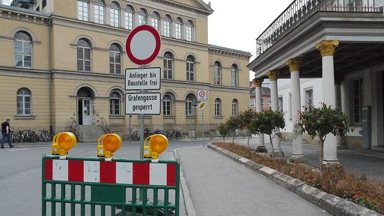 Auch die Grafengasse war vorübergehend für den Verkehr gesperrt. Schilder kündigten dies einige Meter vorab an.