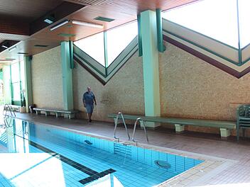 Eine provisorische Holzwand versperrt im Höchstadter Hallenbad den Weg in den Wellnessbereich.  Foto: Andreas Dorsch