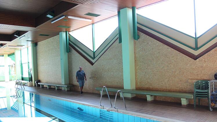 Eine provisorische Holzwand versperrt im Höchstadter Hallenbad den Weg in den Wellnessbereich.  Foto: Andreas Dorsch