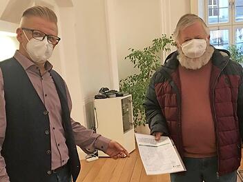 Vor Kurzem hatte Anwohner Harald Schmidt (rechts) im Rathaus eine Liste mit 88 Unterschriften gegen das Bauprjekt in der Hanns-Strehly-Straße an Zweiten Bürgermeister Frank Wilzok überreicht. Der wehrt sich jetzt gegen Vorwürfe.