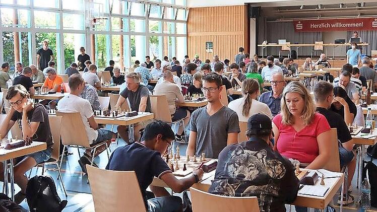 In der Mehrzweckhalle k&auml;mpfen 114 Schachspieler um den Sieg.