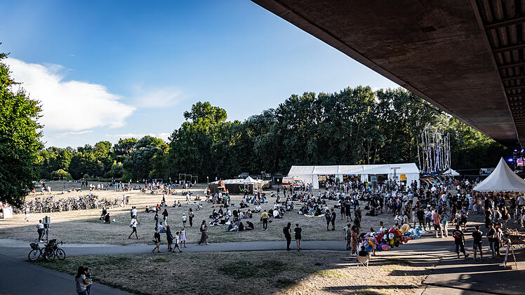 Feierstimmung unter einer Brücke