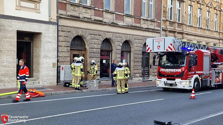 Bamberg: Frau entdeckt Flammen in Wohnung - Feuerwehr rückt mit Atemschutz an