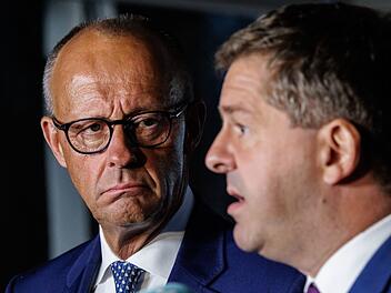 Sven Schulze (rechts) verlor die Wahl in Sachsen-Anhalt - auch wegen des unbeliebten Bundeskanzlers Friedrich Merz, sagen die Demoskopen.