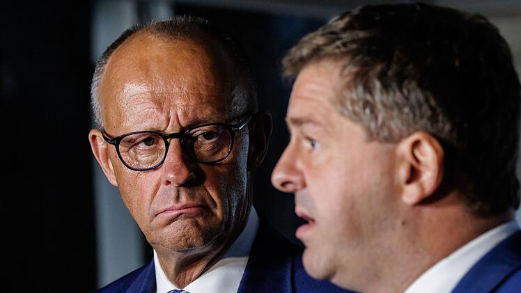 Sven Schulze (rechts) verlor die Wahl in Sachsen-Anhalt - auch wegen des unbeliebten Bundeskanzlers Friedrich Merz, sagen die Demoskopen.
