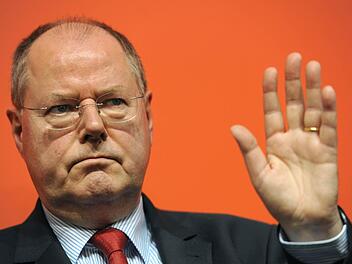 Mit den Nebeneinkünften von Peer Steinbrück (SPD) fing die Debatte an.   Foto: dpa/Archiv