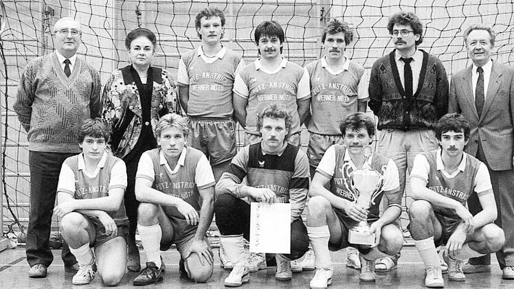 Das Zita-Zeier-Turnier des FC Hammelburg dominiert die DJK Altbessingen. Unser Bild zeigt (hinten, von links) Heinrich N&ouml;ll (Vorsitzender FC Hammelburg), Schirmherrin und Bezirksr&auml;tin Zita Zeier, K. Steinmetz, H. Full, E. Herold, Trainer M. D&uuml;lk, B&uuml;rgermeister Elmar Hartung sowie (vorne, von links) L. Full, G. Nu&szlig;, G. Steinmetz, B. Herold und M. Heil.