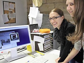 Andrea Lutsch und Sarah Dietz (von rechts) freuen sich beim Besuch in der Eberner FT-Redaktion über ihr Video und den Sieg.Foto: Ralf Kestel