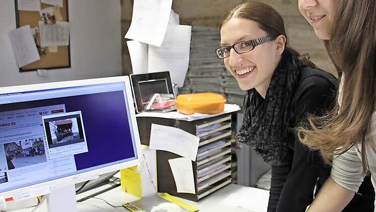Andrea Lutsch und Sarah Dietz (von rechts) freuen sich beim Besuch in der Eberner FT-Redaktion über ihr Video und den Sieg.Foto: Ralf Kestel