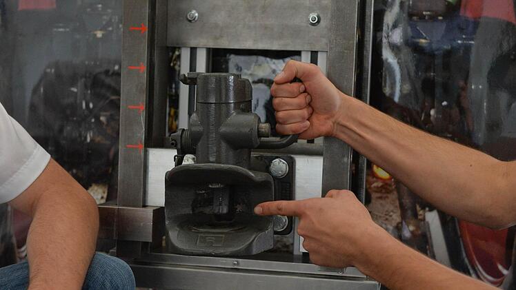 Erklärung am Modell: Die Hydraulik der Vorrichtung soll die Landwirte bei der Höhenverstellung entlasten. Foto: Ronald Rinklef