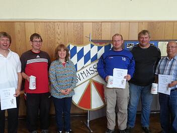 Das Foto zeigt die Siegerehrung mit (von links): Edgar Schneider, Martin Eußemann, Anita Oeser Geyer, André Euring, Alexander Herbert und Manfred Müller.  Foto: TSV Maßbach/Klaus Schweizer