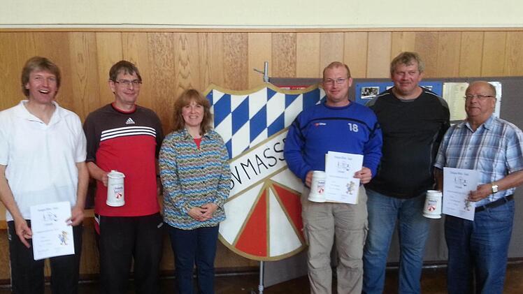 Das Foto zeigt die Siegerehrung mit (von links): Edgar Schneider, Martin Eußemann, Anita Oeser Geyer, André Euring, Alexander Herbert und Manfred Müller.  Foto: TSV Maßbach/Klaus Schweizer