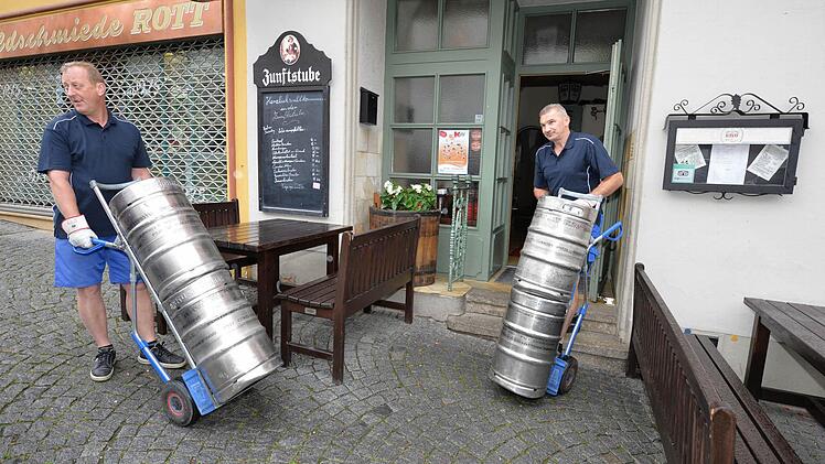 Hier beliefern Maternus Will (rechts) und Dieter Leitner die "Zunftstube". Foto: Ronald Rinklef