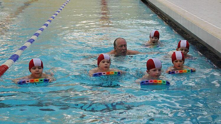 Schwimmkurs im Hallenbad Foto: Benedikt Borst