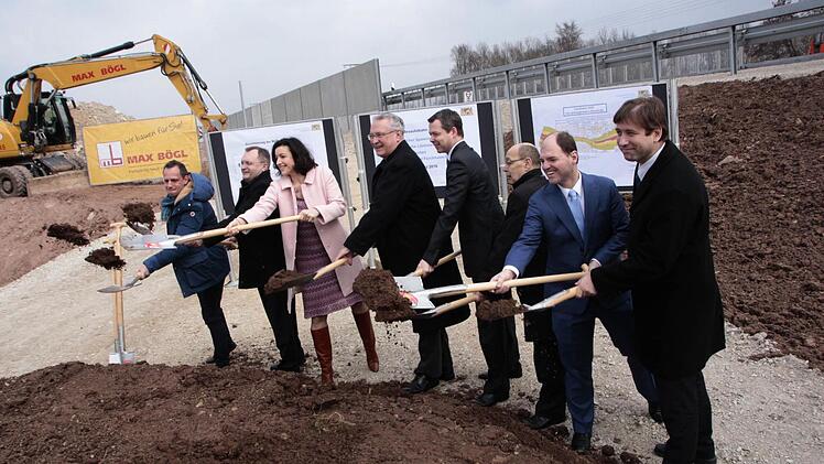 Zum Spaten griffen von links: MdL Torsten Glauber (FW), der Präsident der Autobahndirektion Nordbayern, Reinhard Pirner, Staatssekretärin Dorothee Bär, Innenminister Joachim Herrmann, Staatssekretär Thomas Silberhorn, Oberbürgermeister Franz Stumpf, MdL Michael Hofmann und Landrat Hermann Ulm. Foto: Josef Hofbauer