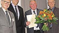 Caritas-Geschäftsführer Richard Reich erhielt eine Dankesurkunde für 25 Jahre Mitgliedschaft. Von links: Wolfgang Doischer, Thomas Nowak, Richard Reich und Peter Schubert  Foto: Martin Koch