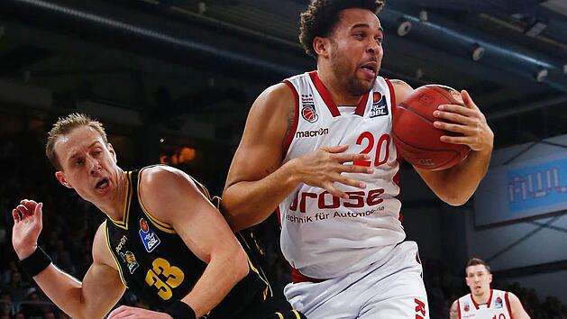 Im Halbfinale des BBL-Pokals 2017 geht es am Samstagabend f&uuml;r Brose Bamberg erneut gegen die MHP Riesen Ludwigsburg. Elias Harris (rechts), Daniel Theis (im Hintergrund) und Co. gewannen bereits am Mittwoch in der Bundesliga gegen die Riesen. Foto: Daniel L&ouml;b