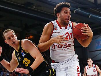 Im Halbfinale des BBL-Pokals 2017 geht es am Samstagabend f&uuml;r Brose Bamberg erneut gegen die MHP Riesen Ludwigsburg. Elias Harris (rechts), Daniel Theis (im Hintergrund) und Co. gewannen bereits am Mittwoch in der Bundesliga gegen die Riesen. Foto: Daniel L&ouml;b