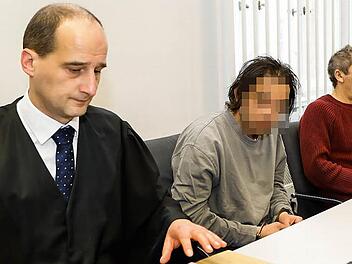 Der angeklagte Tunesier (Mi.) mit seinem Verteidiger Oliver Teichmann (li.) und dem Dolmetscher vor Gericht Fotos: Matthias Hoch