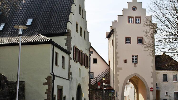 Eine Beleuchtung für das Torhaus wurde in der Bürgerversammlung angeregt.  Foto: Werner Vogel