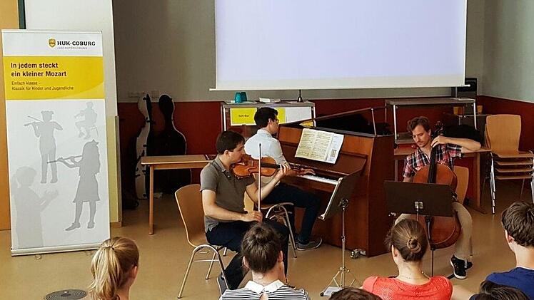 Das Aramis-Trio gastierte in derr Aula des Gymnasiums Ernestinum und bot Einblick in das Spätwerk Robert Schumann.Foto: Lischke