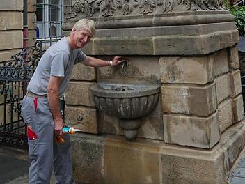 Aus dem Adlerbrunnen in Bamberg sprudelt frisches Trinkwasser, mit dem sich Touristen ihre Flaschen füllen können. Michael Schneider von den Stadtwerken hat die Qualität im Blick.  Foto: Stadtwerke Bamberg