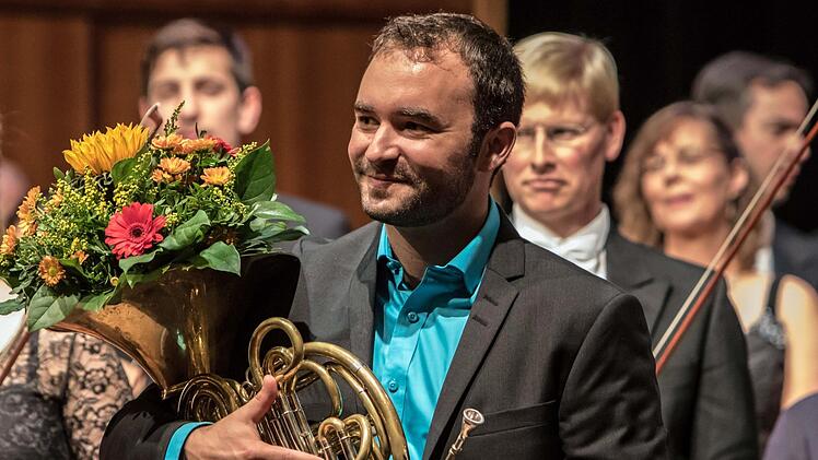 Unter Leitung seines neuen Ersten Kapellmeisters Johannes Braun beeindruckte das Philharmonische Orchester des Landestheater beim Konzert im Kongresshaus. Gefeierter Solist war der Hornist Claudio Flückiger.Foto: Jochen Berger