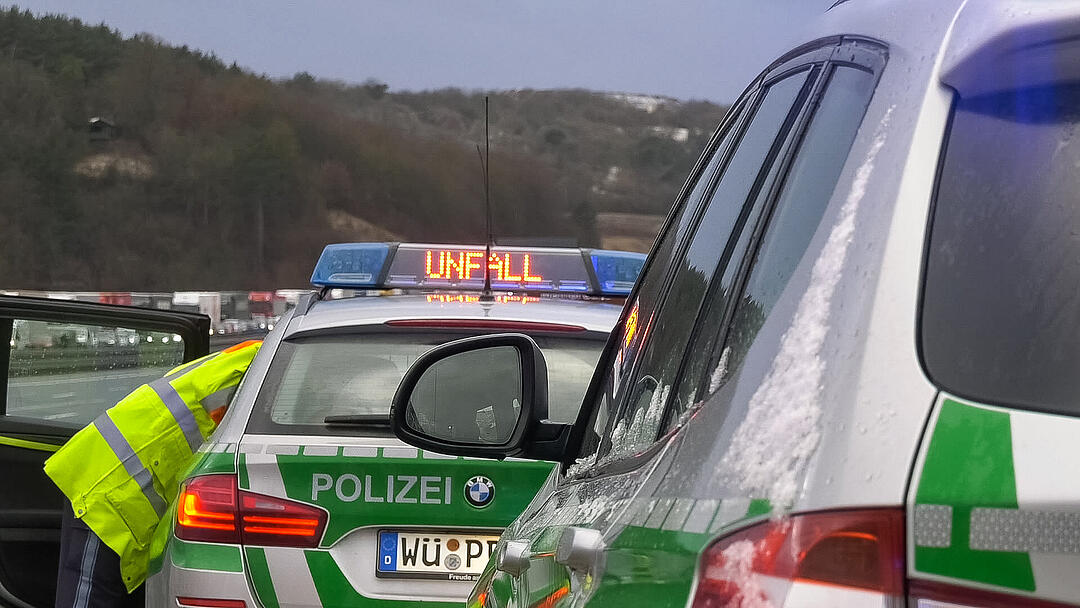 Lkw durchbricht auf A3 Leitplanke und kollidiert mit Gegenverkehr
